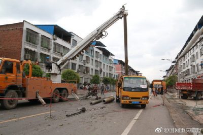 4月9日万州供电公司全力抢修风灾受损线路