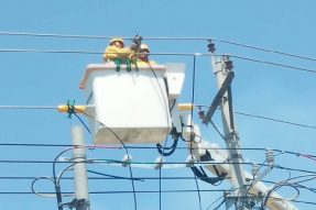 铜山区供电公司完成带电搭接工作