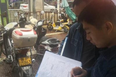 冒雨勘测线路 助力电缆入地工程
