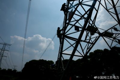 国内800千伏输电线路首次安装智能巡检机器人