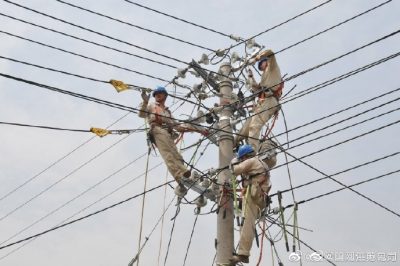 镇江高资供电所施工人员正在开展农网改造工程