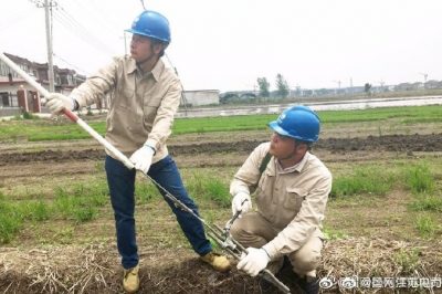 高邮供电员工走田头保农灌用电无忧