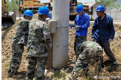 临沂电力：立杆架线保盛夏期间居民安全用电