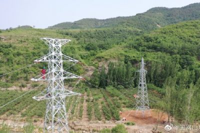 青山再高人为峰 高温架线送光明