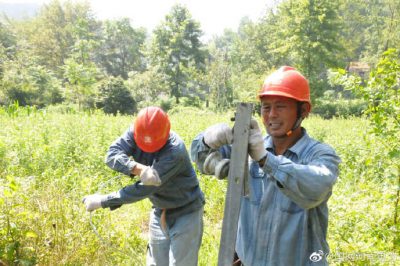 固始供电公司抢修武庙乡皮冲村受损坏线路