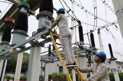 碚供电公司对220千伏梅花山变电站开展预试定检工作