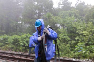 黄山供电公司冒雨拆除跨越铁路导线