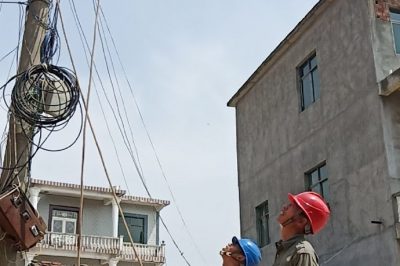 鄱阳县供电公司冒着酷暑进行低电压整治
