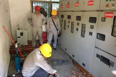 衡东县供电公司配电运检班对恒盛花园屏柜进行打压试验