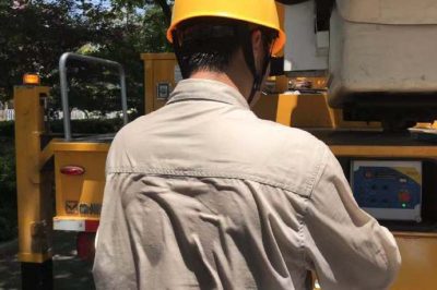 娄底供电公司对城北I线23号杆进行带电更换隔离开关