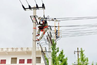 在烈日下登杆作业，更换10千伏线路悬式绝缘子