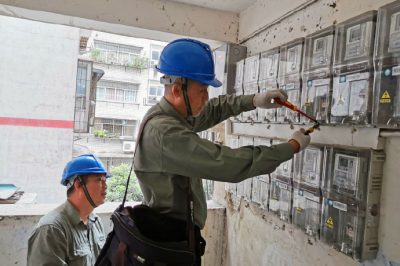 丹江口市供电公司到张家营社区居民楼进行安全用电检查