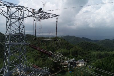 三峡电力外送线路作业人员在30多米的高空借助绝缘软梯进行修复作业