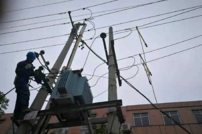 华阴市供电配电运维班维修被烧坏的10千伏低压母线
