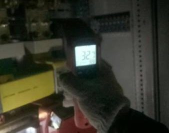 国网蒲城县供电公司对设备进行测温与接点检查
