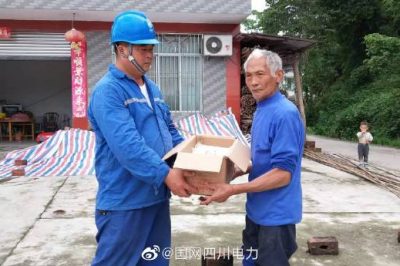 夹江县供电公司为受灾暂时不能用电的村民赠送蜡烛等应急物品