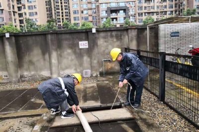 冒高温完成1O千伏建三线鸭洲支线绝缘化改造工作