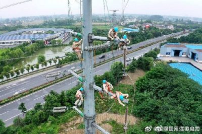 扬州供电对110千伏套双线50号钢管塔进行迁移