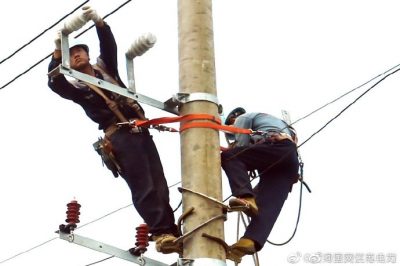 盱眙县供电公司架设排涝站配电台架、安装配电变压器