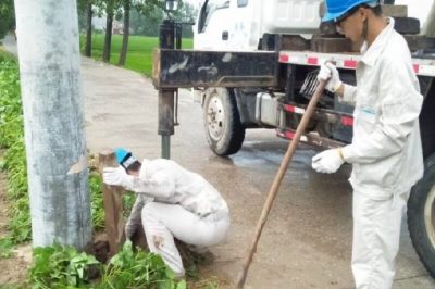 胡寨供电所对10KV105线路101、102#被暴雨冲斜的电杆进行扶正