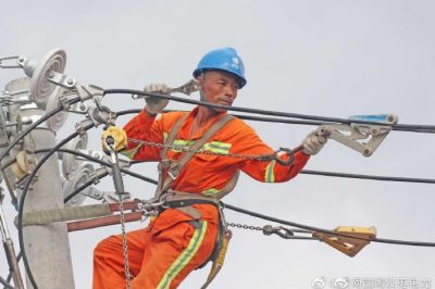 东台市供电公司为溱东镇开庄村小微企业改造供电线路