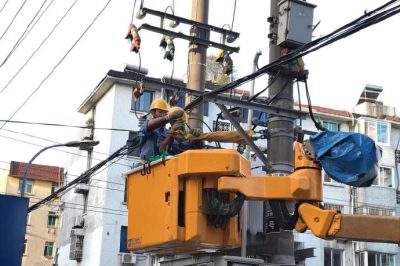 扬州供电公司高温天气下不停电安装TTU