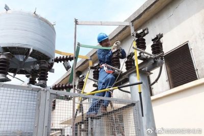 张家港市供电公司在35千伏庆余变为1号电容器组修理接触不良、发热的刀闸