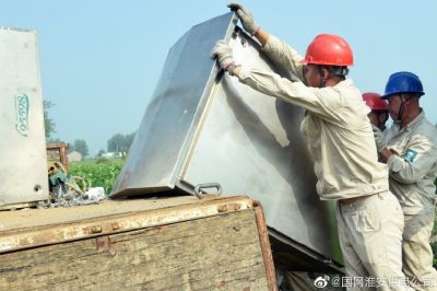 盱眙县供电公司拆除原配电箱，更换安装新式智能配电箱