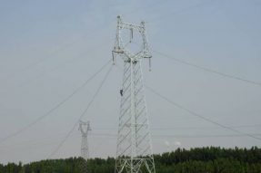 220千伏高园线跨泰肥一级路迁改工程进行施工