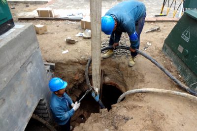 国网陵城区供电公司：电缆入地铺设作业