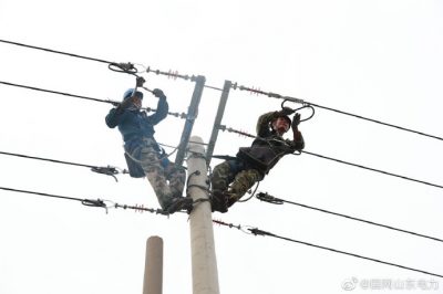 国网东营市东营区供电公司工作人员及时更换存在安全隐患的电缆
