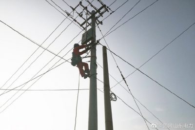 登杆消除缺陷 村民用电可靠