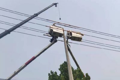 临沭县供电公司10千伏带电作业组立一基直线杆和导线迁移工作