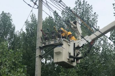 两小时完成10千伏雪山三线29号杆真空断路器带电安装作业