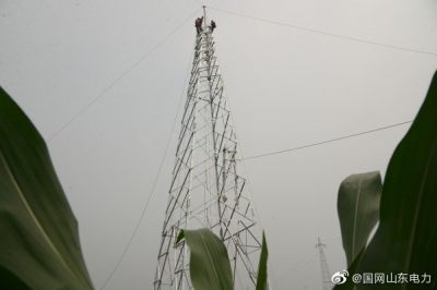 莒县供电公司进行35千伏安庄变电站配套线路铁塔组装工作