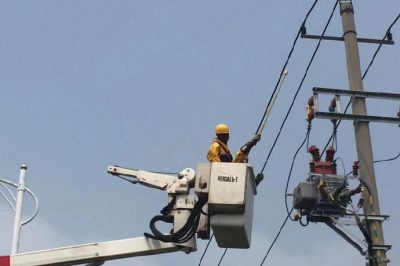 黄岛区供电公司10千伏通用线018-26号杆处进行带电接火作业