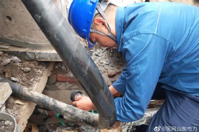 东营区供电公司运维人员冒高温抢修10千伏青海东线电缆