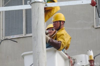 供电公司带电作业在10多米高的空中更换跌落式熔断器