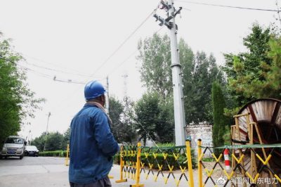 桓台县供电公司新立电杆27基、架设线路1.3公里、敷设电缆200余米