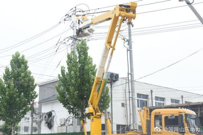 宁津县供电公司在10千伏城西线30号杆处新增200千伏安变压器进行带电接火