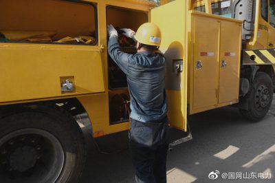 宁津县供电公司10千伏县城线带电更换跌落式熔断器
