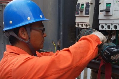 国网任丘市供电公司：电力小哥对10千伏西油5886线路94号台区供电故障进行检修