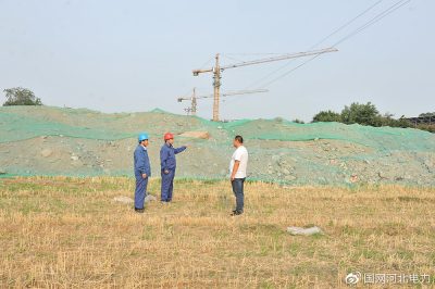 高压线下堆土，危险！河北沙河市供电公司工作人员迅速监督项目经理安排人员清理