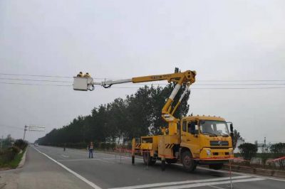 织带电安装10千伏线路跨路限高指示灯，预防外力破坏事故