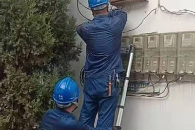 漳县供电公司在北孔村整理村内线路，使村民用上安全电