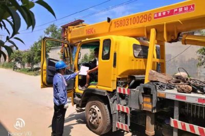 邯郸市肥乡区供电公司提醒操作者时与电力线路保持安全距离