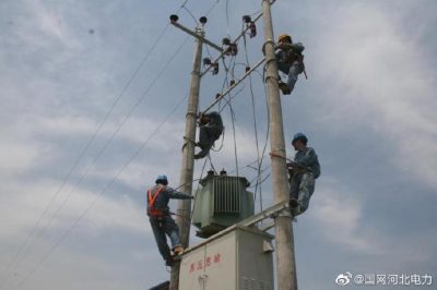 元氏县供电公司为生态园新增400千伏安变压器一台