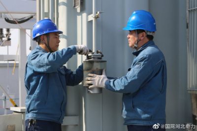 海兴县供电公司对变电站站内设备进行巡视，及时消除安全隐患