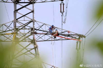 石家庄供电公司带电作业成功消除220千伏输电线路重大隐患