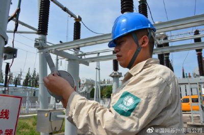 太仓市供电公司在沙溪镇110千伏松南变更换避雷器监测器